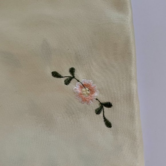Floral embroidered table cloth - Picture 10 of 12